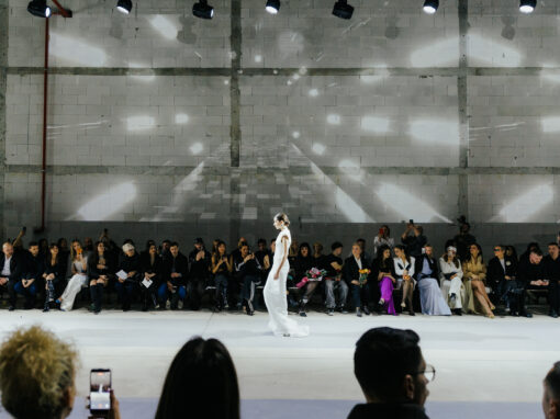 ПОМЕЃУ ПИСТА И СИСТЕМ: ВЕЧЕРТА КОГА МОДАТА ДОБИ КОНТЕКСТ